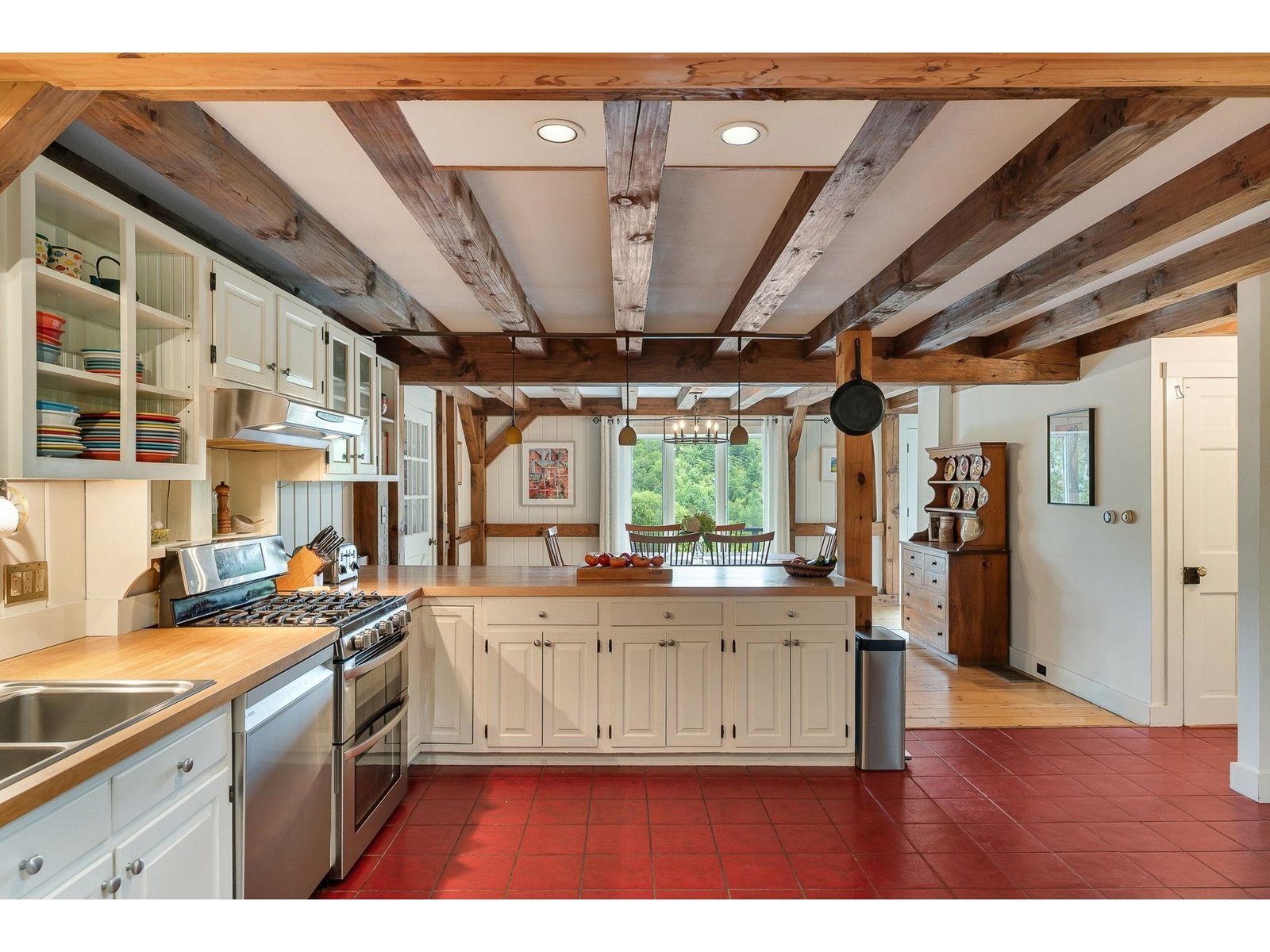 Breakfast bar to Dining