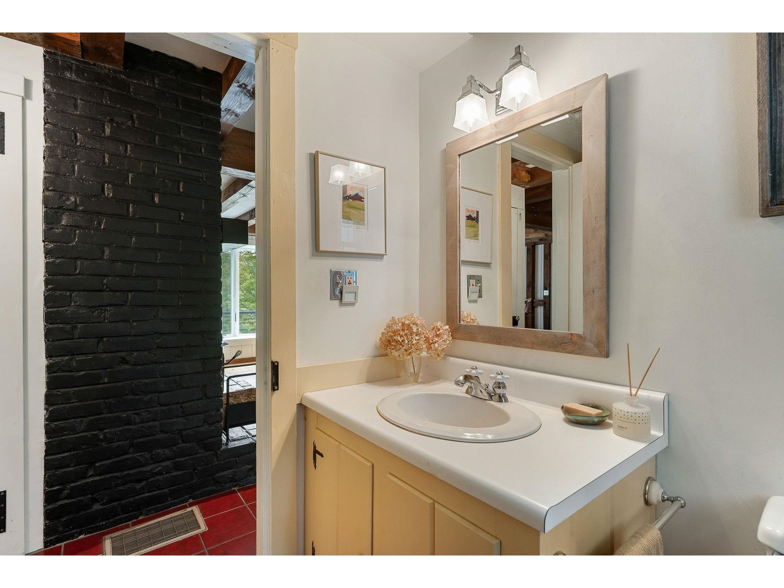 Main floor 1/2 bath