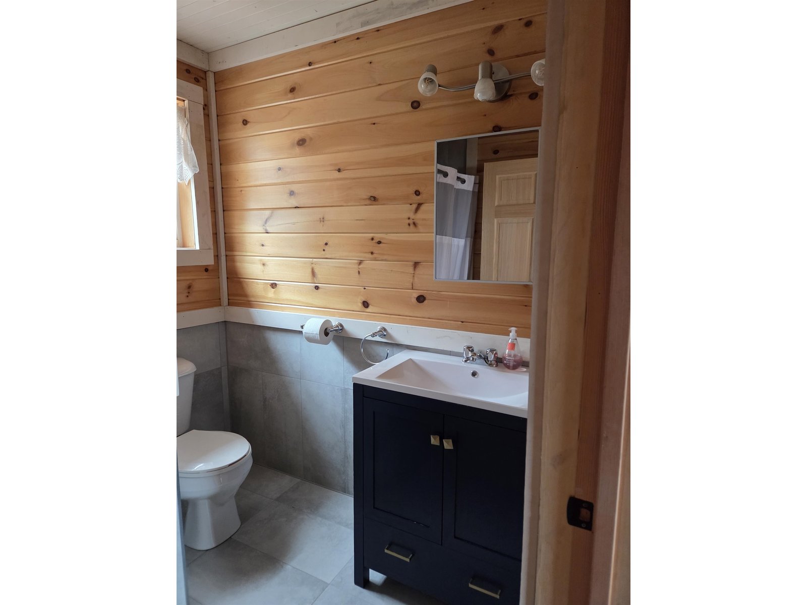 2nd Floor Bath 1