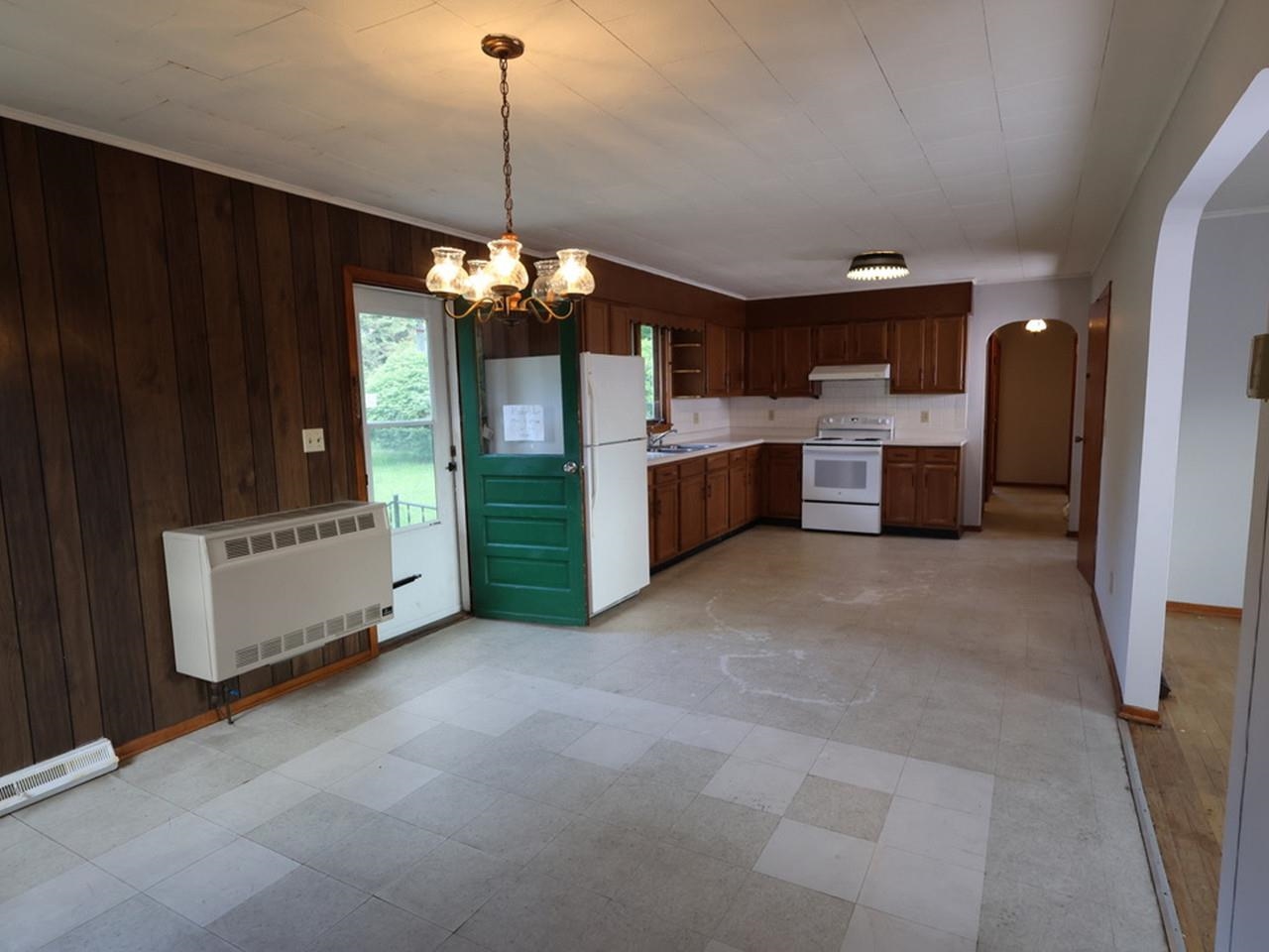 Spacious kitchen/dining area