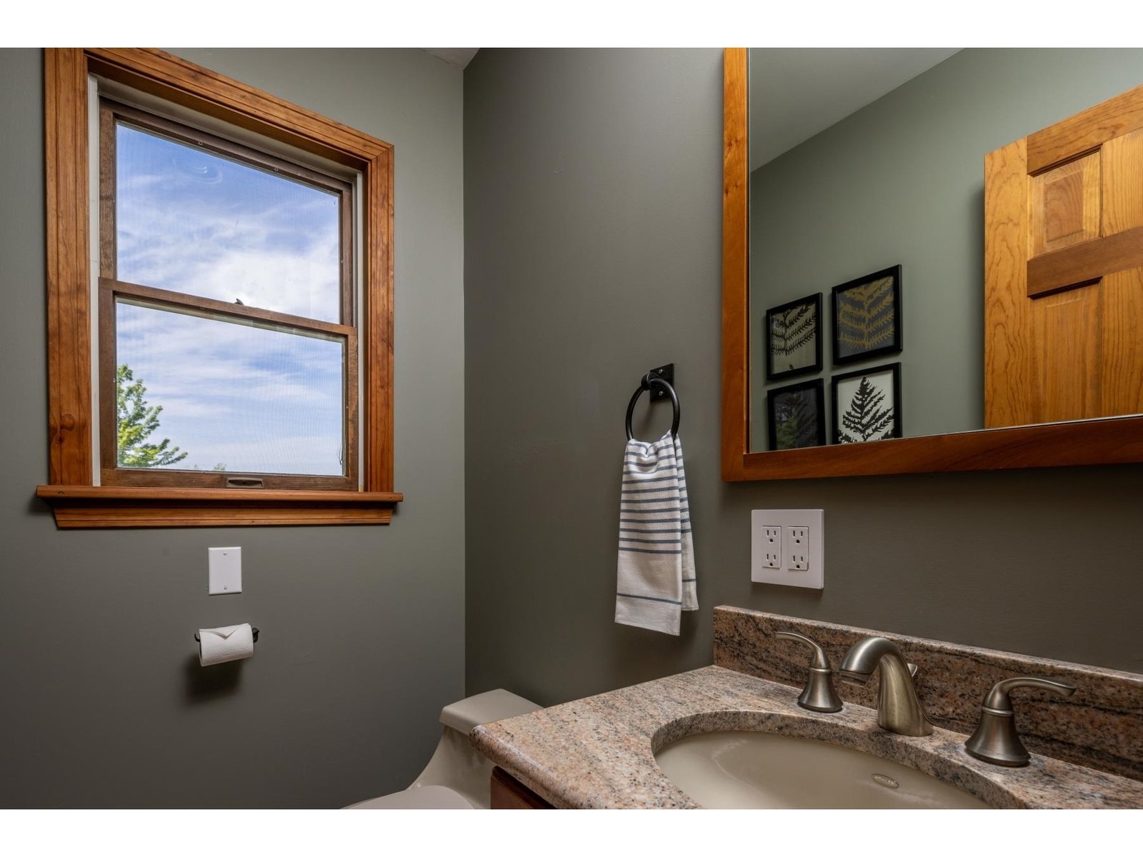 1/2 bathroom next to guest bedroom #1