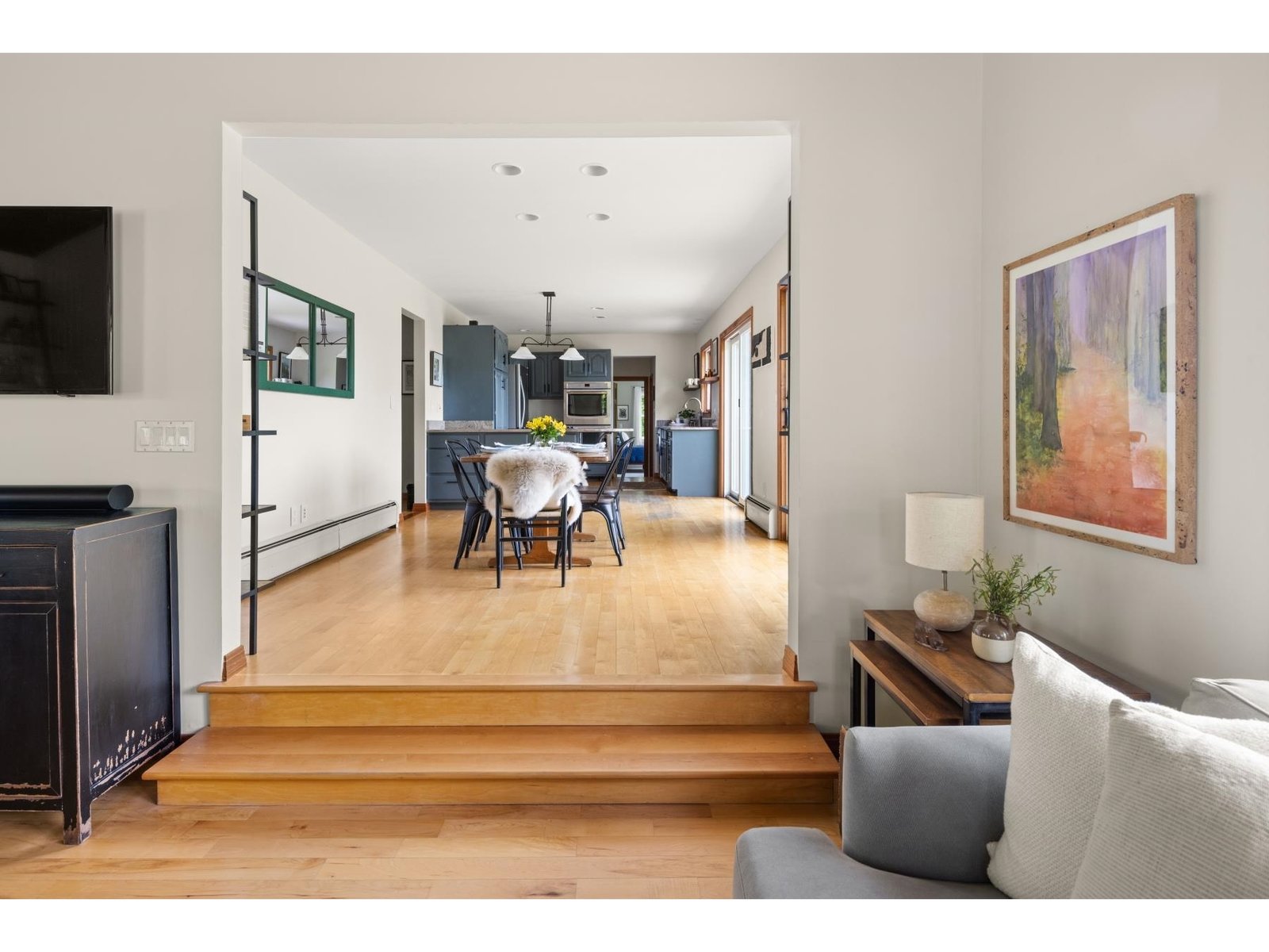 The openness of living to dining and kitchen