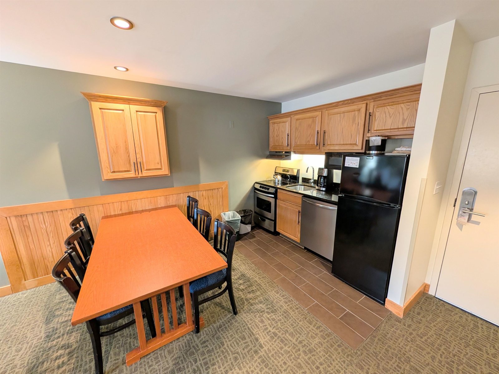 228 East Mountain Road, Unit D GRAND HOTEL 112 III (TALABAC)