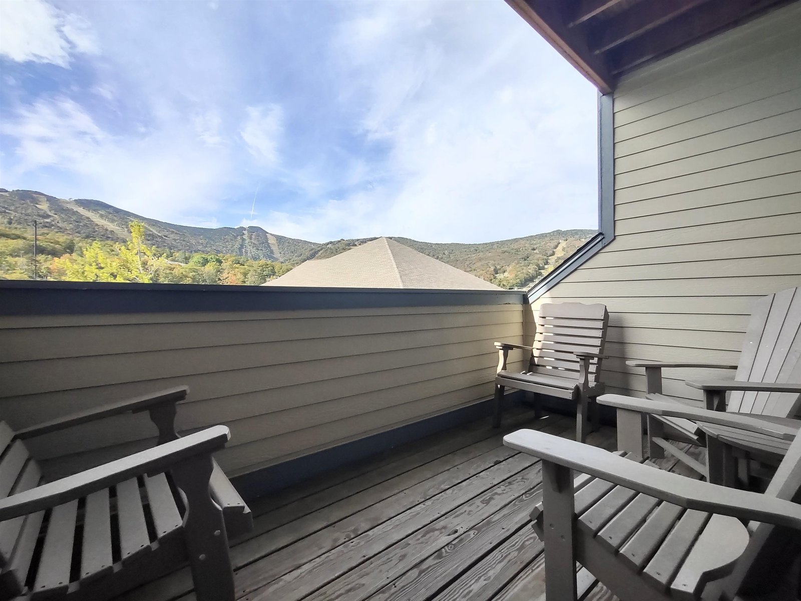 Oversized mountainview balcony