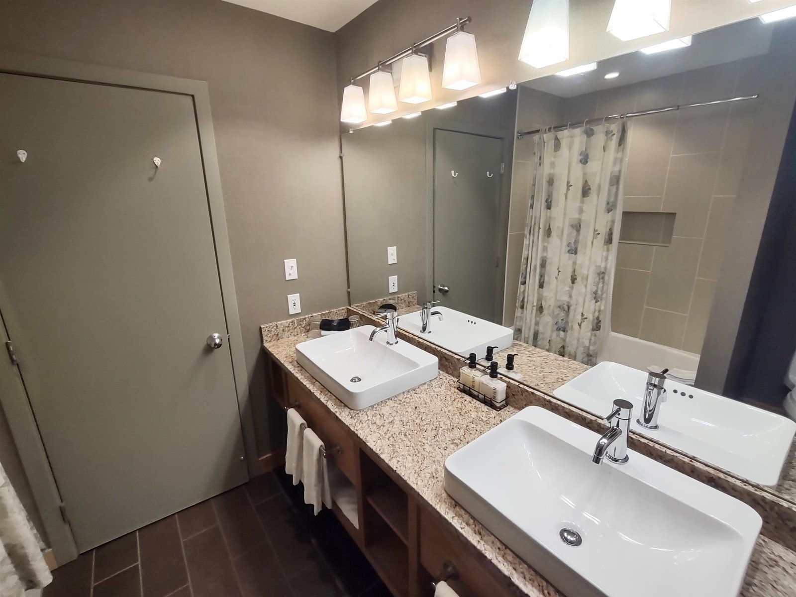228 East Mountain Road, Unit DA DUP GRAND HOTEL 152 II (GODBOUT)