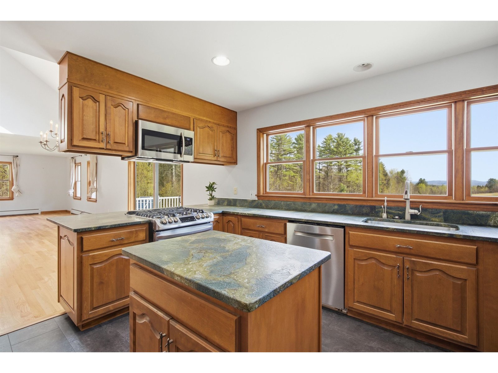 228 Leonard Road