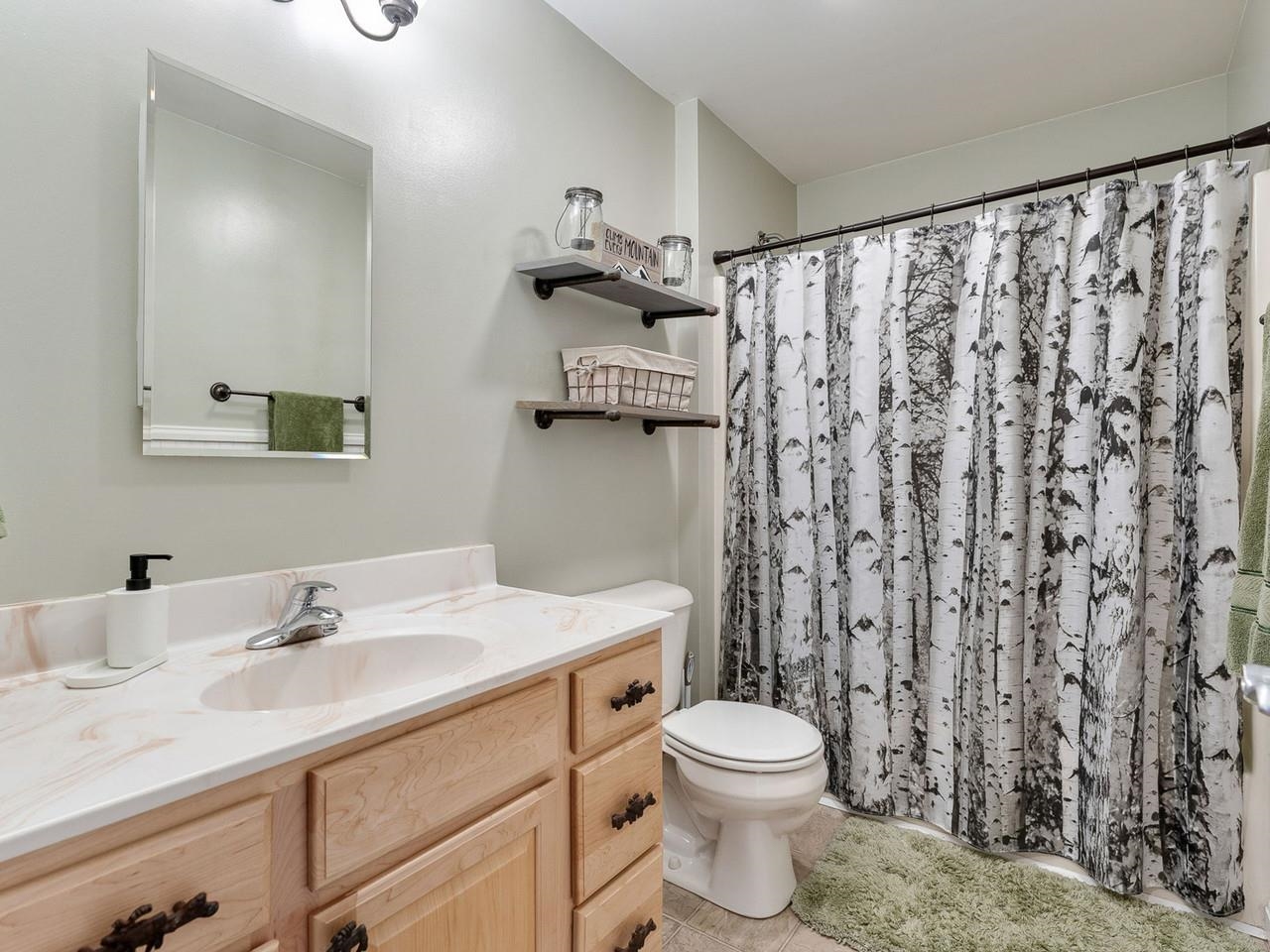 Bathroom w/tub and shower