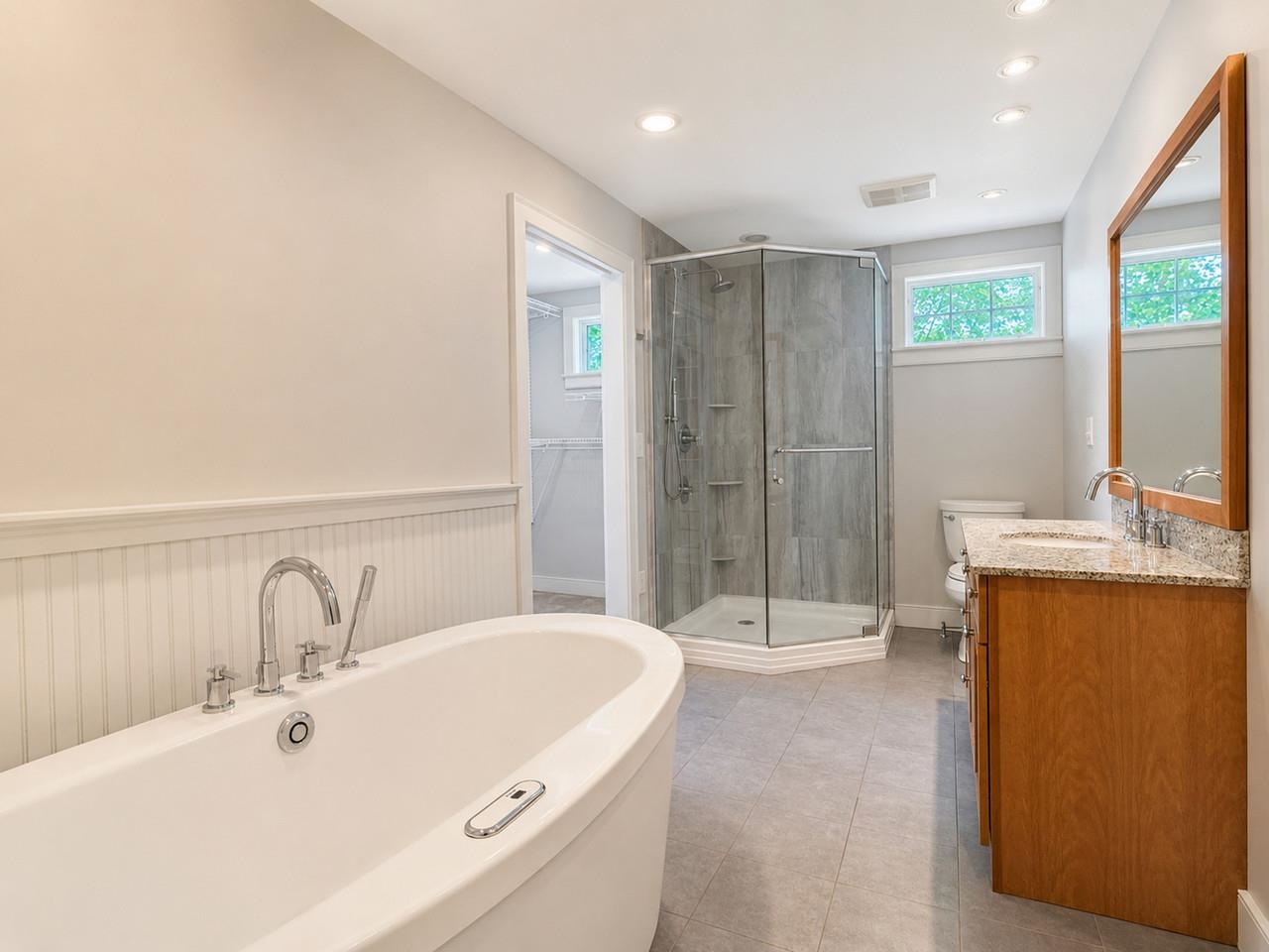 With Luxury En Suite Bath