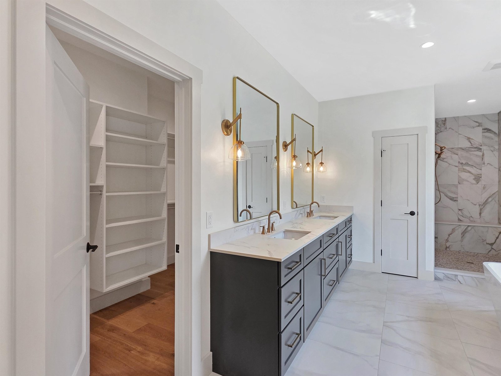 Spa-Inspried Ensuite Bathroom