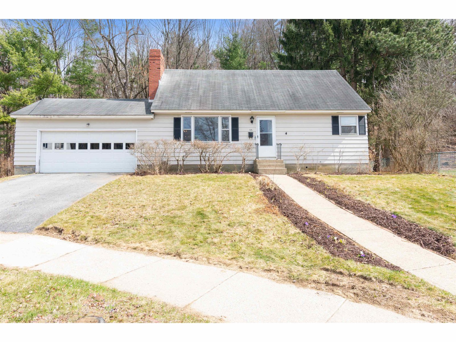 23 Moore Court, Burlington
