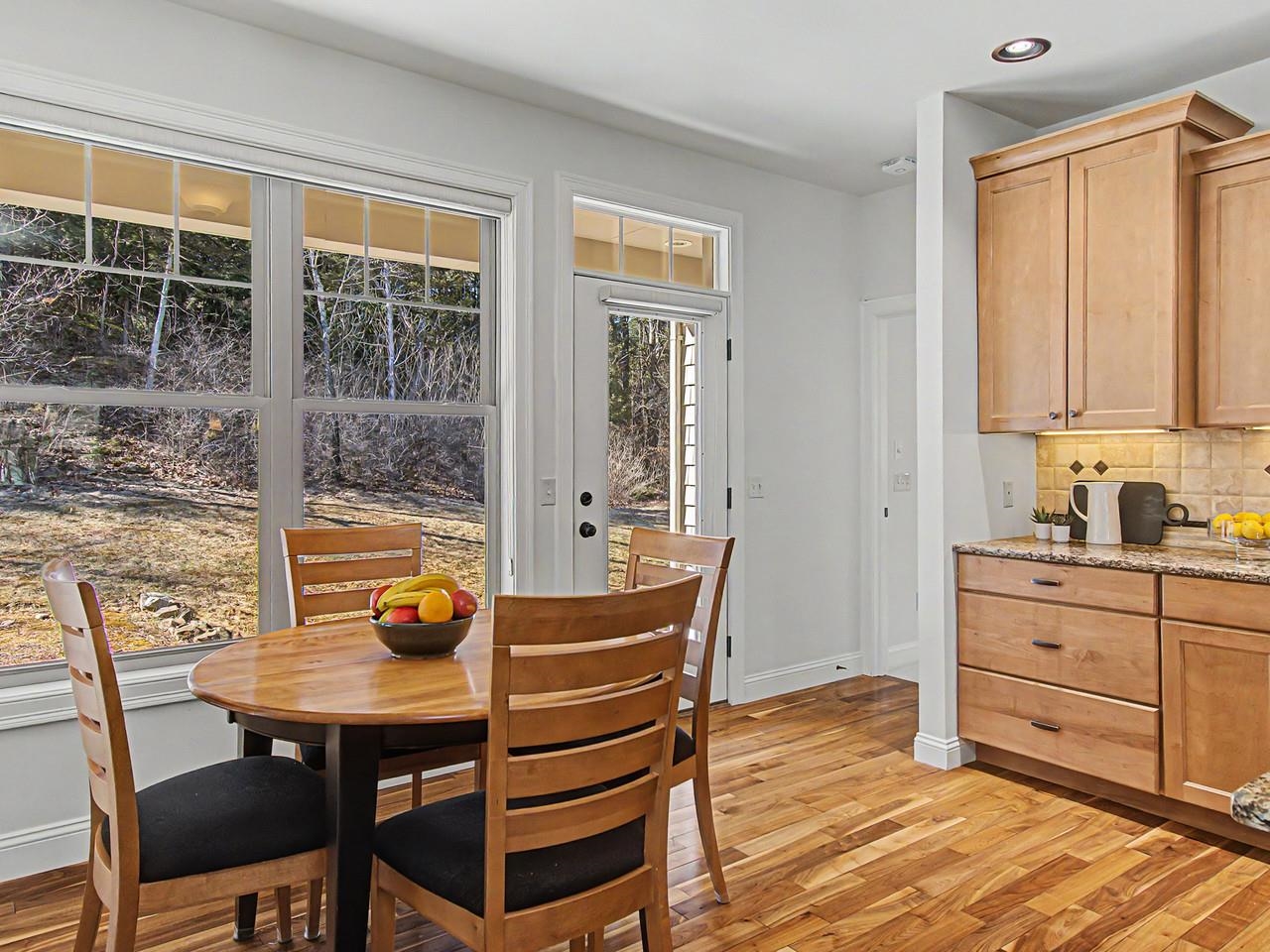 Eat-in kitchen breakfast area