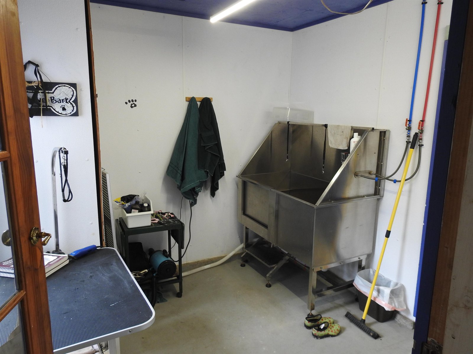 Dog grooming/bathing  room.