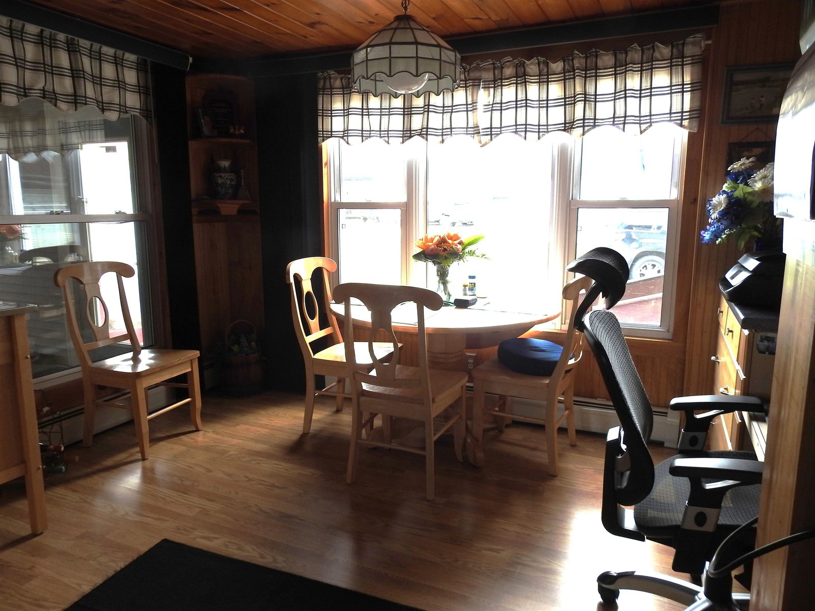 Breakfast nook with work station