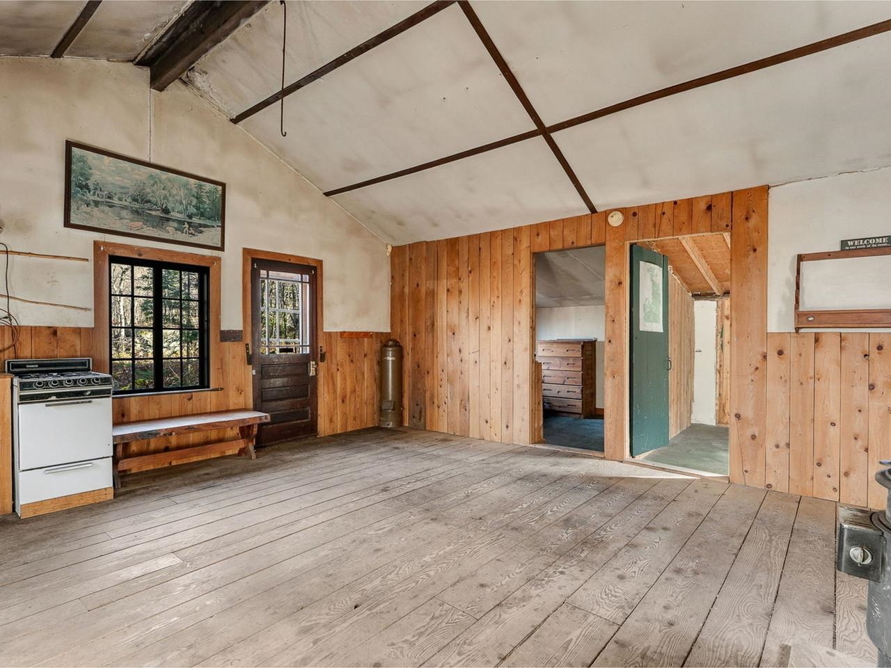 Shows entrance to side rooms