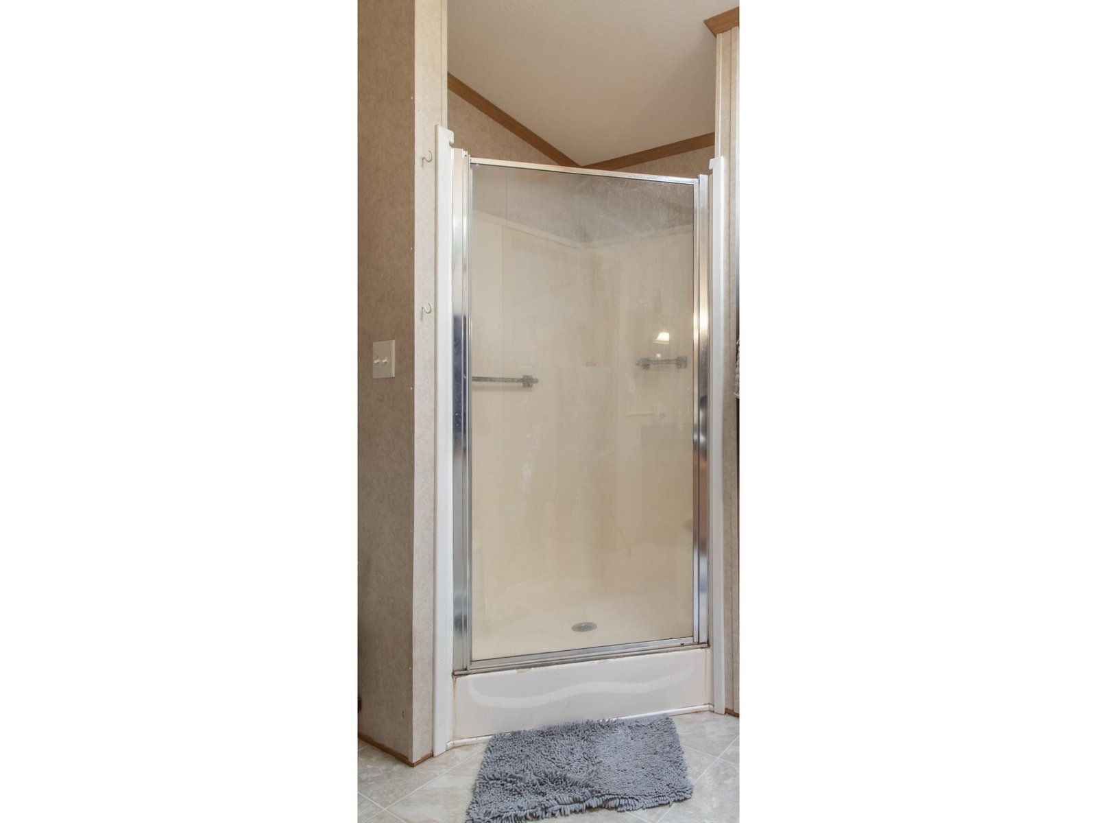 En suite 3/4 bath