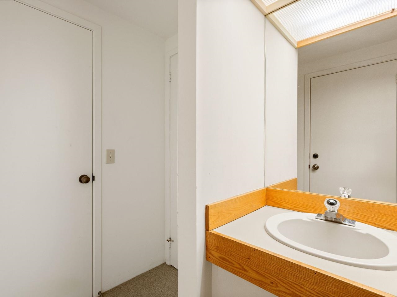 Main floor 1/2 bath/laundry