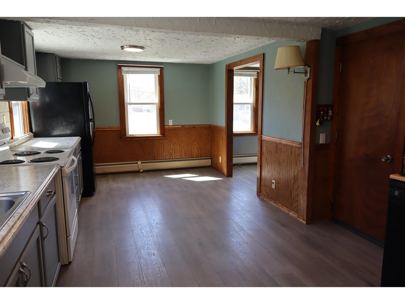 eat-in kitchen