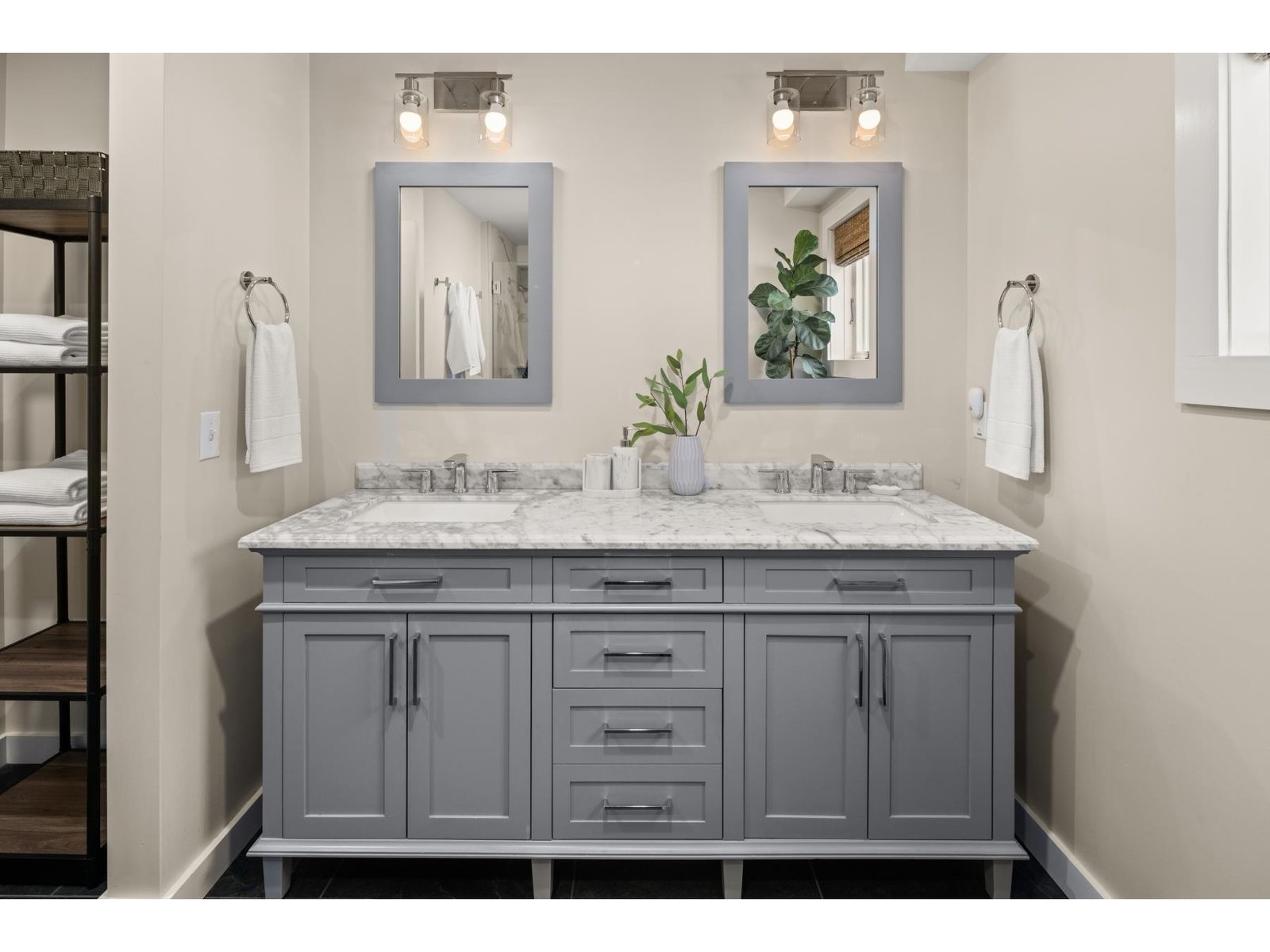 Double vanity in primary bathroom