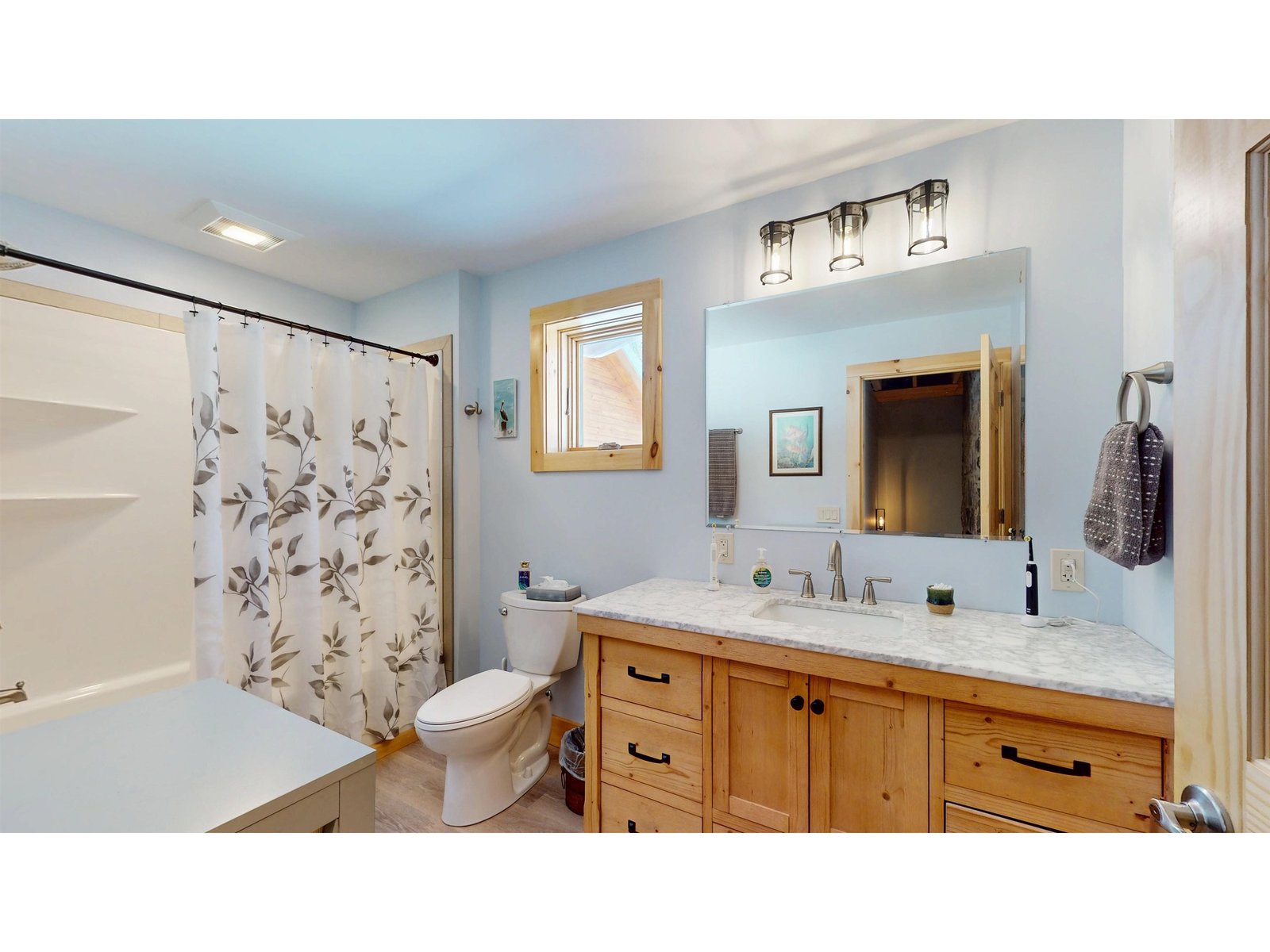 Main House - 2nd Floor Bath