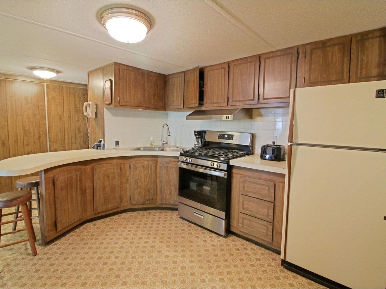 Kitchen with Breakfast Bar