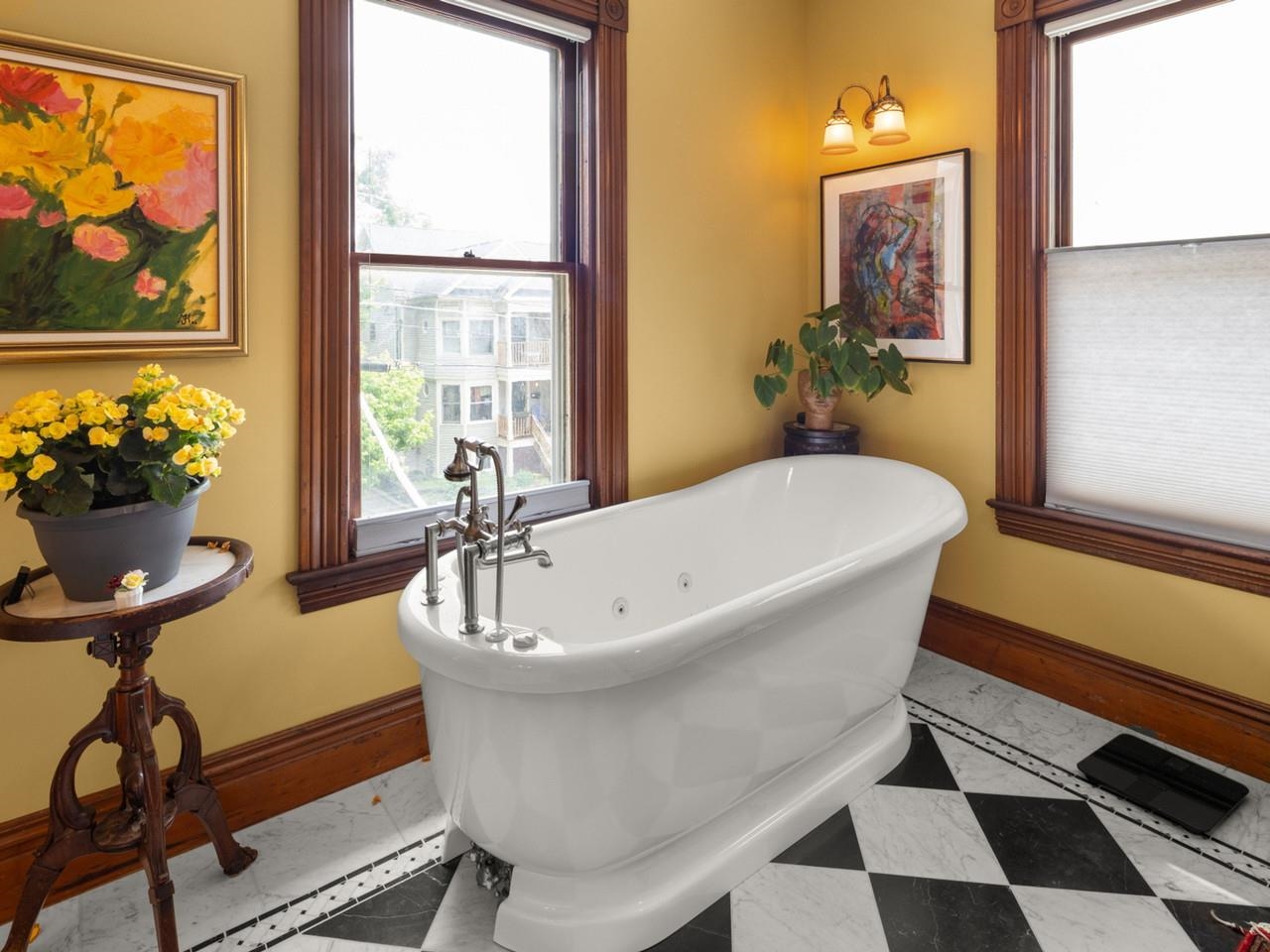 Luxurous soaking tub