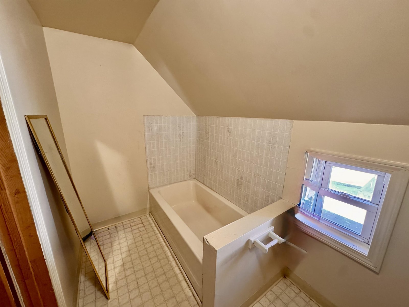 Upstairs Bathroom Pic 2