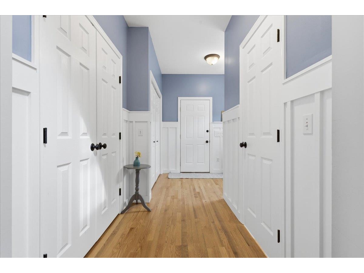 Beautiful wainscoting, hardwood and 9-foot ceiling