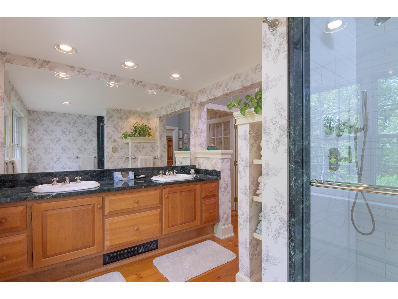 Primary bath w/ double sinks