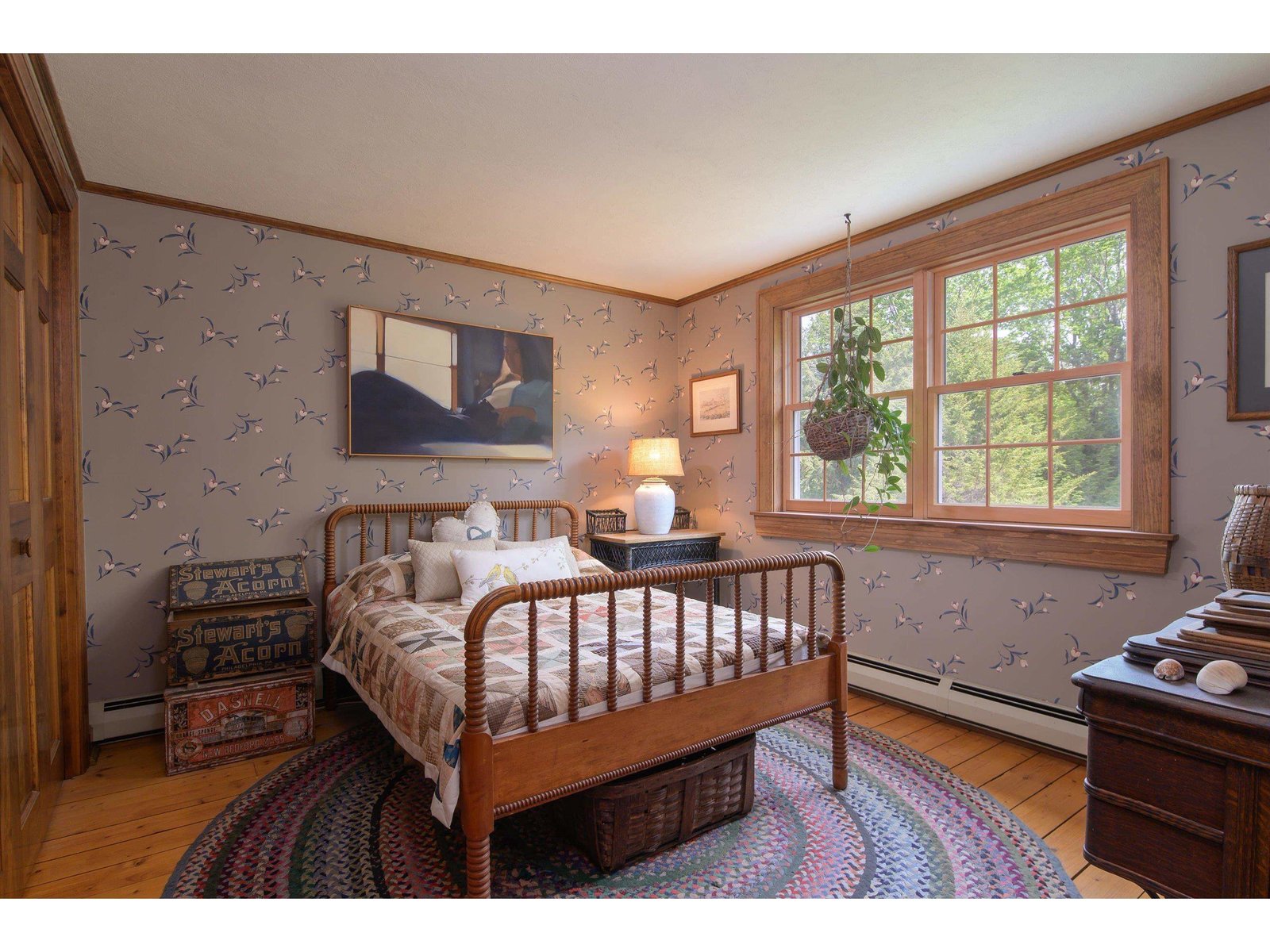 Guest bedroom 1 w/ queen bed