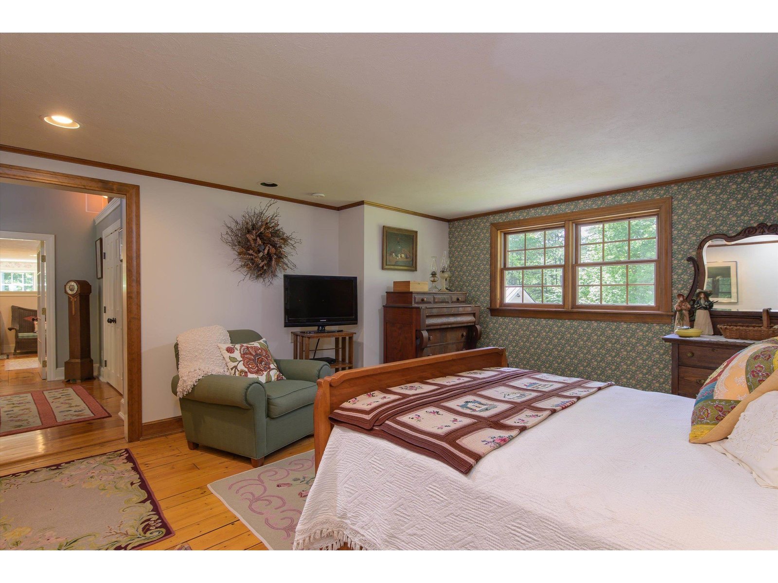 Guest bedroom 3 w/ queen bed