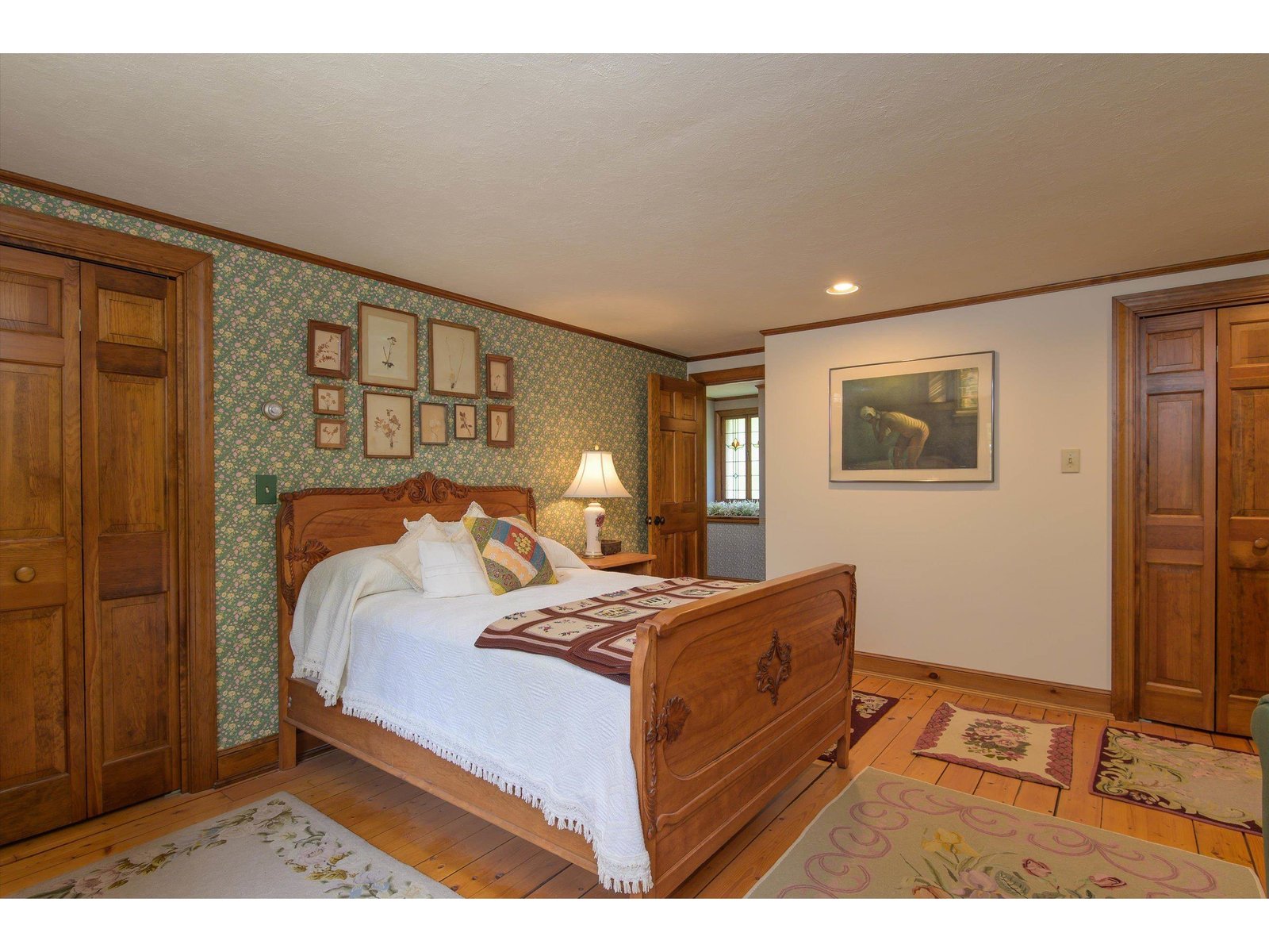 Guest bed 3's closets