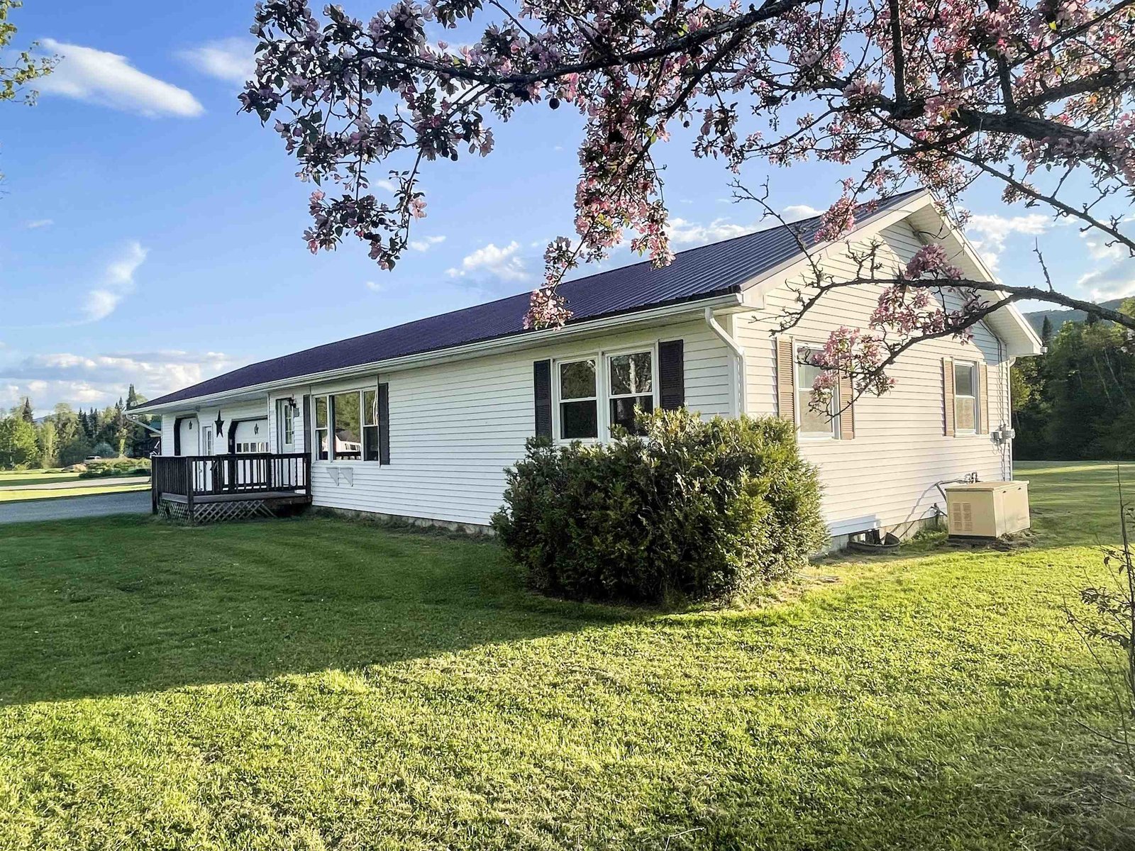 2565 Island Pond Road, Newark