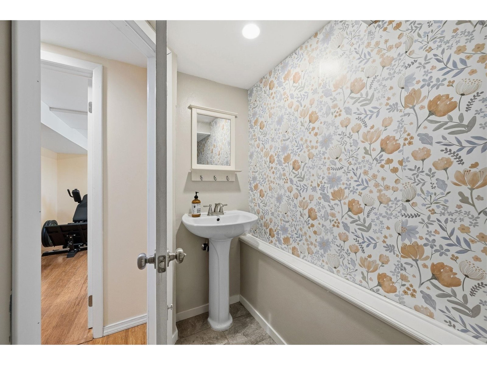 Lower 1/2 bath