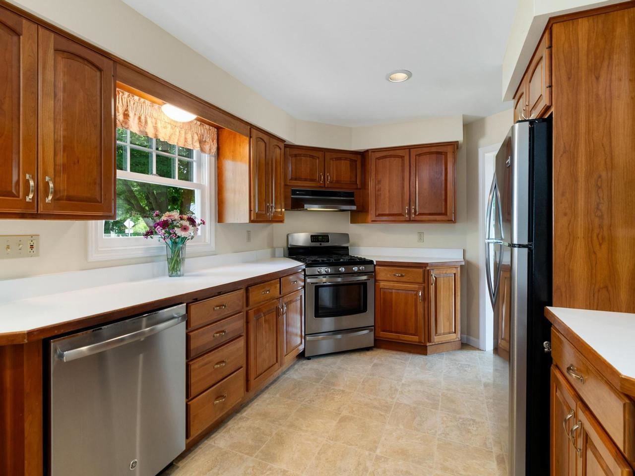 Ample Storage & SS Appliances
