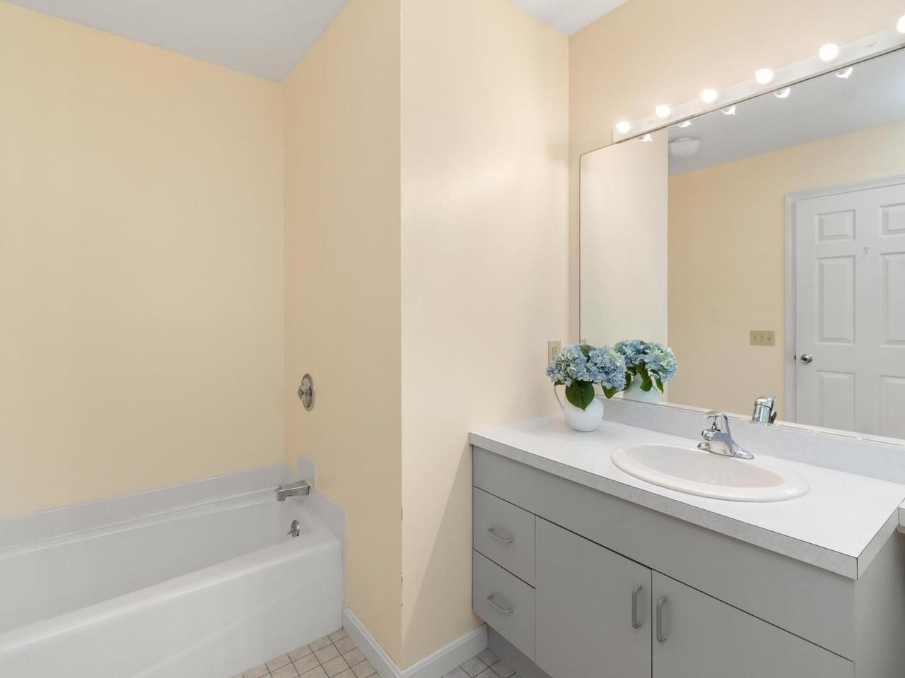 Soaking Tub & Sep. Shower