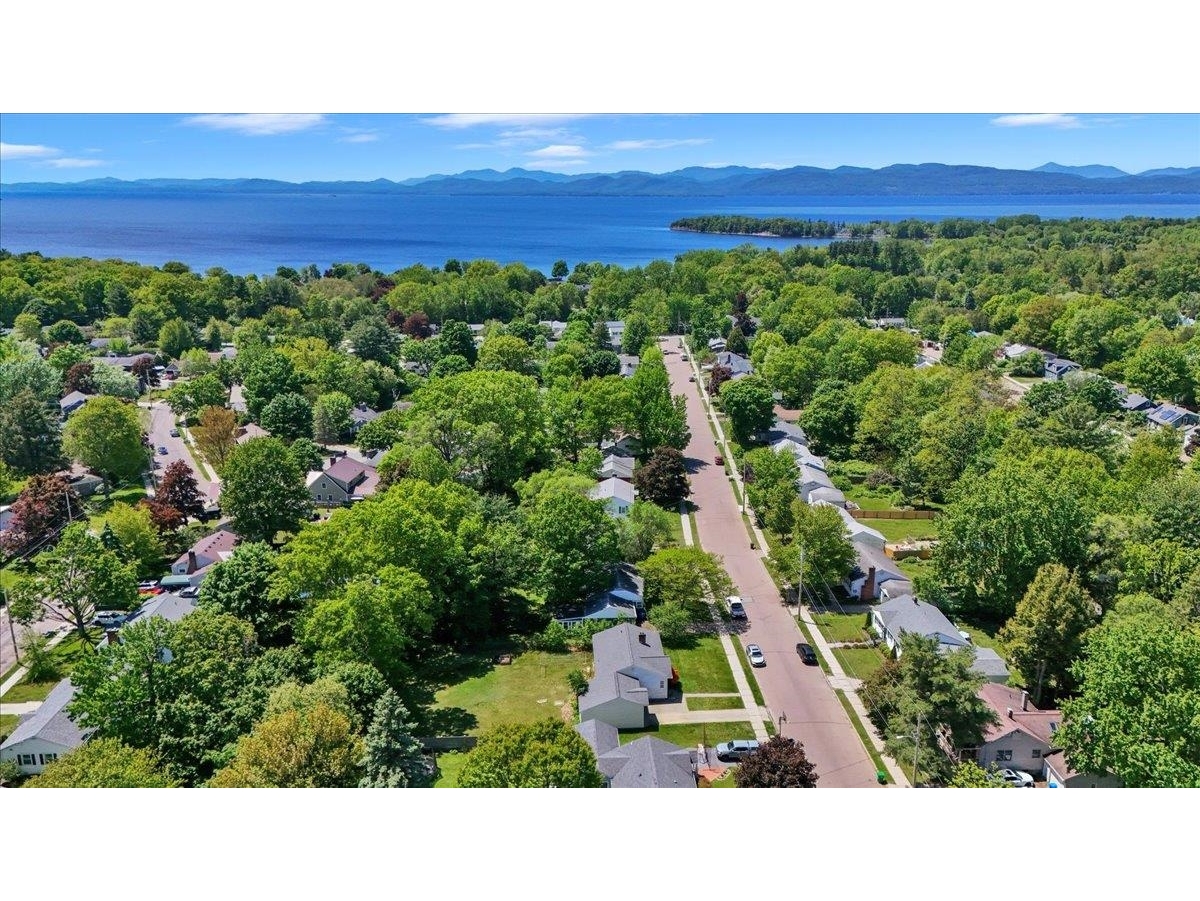 Easy Beach/Lake Access With Neighborhood Association