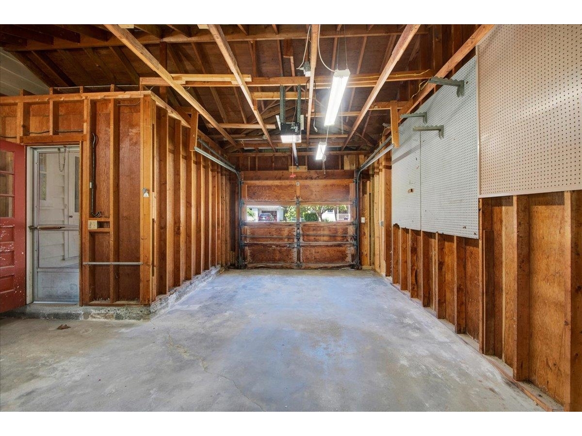 Oversized 1-Car Garage