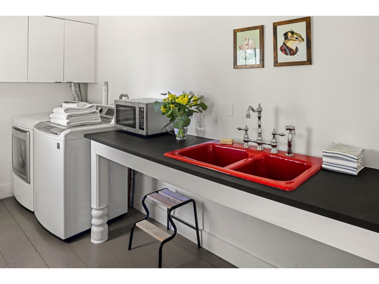 Sweet looking laundry room off the kitchen