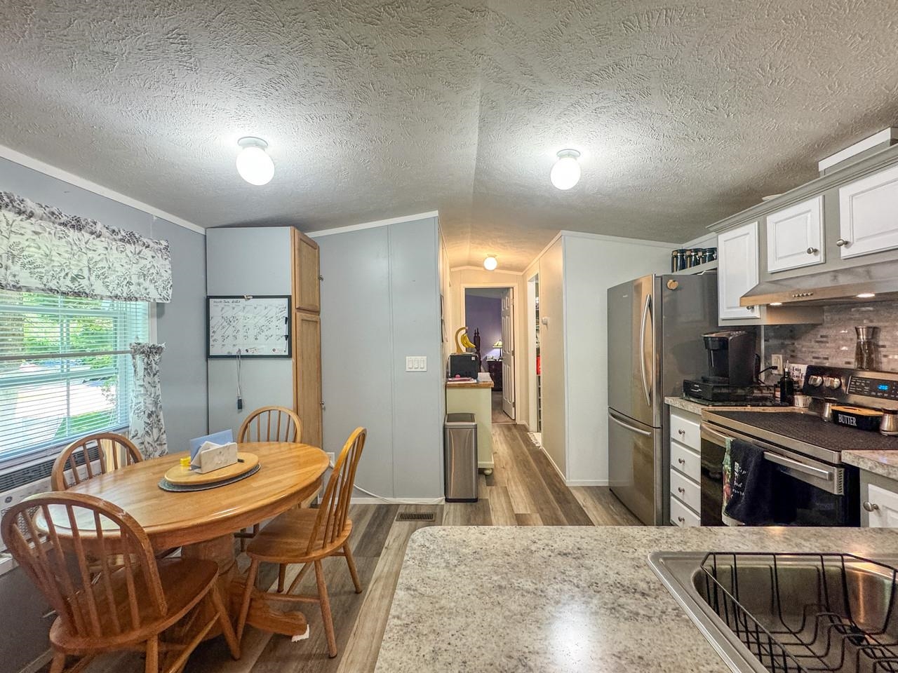 Eat-in Kitchen