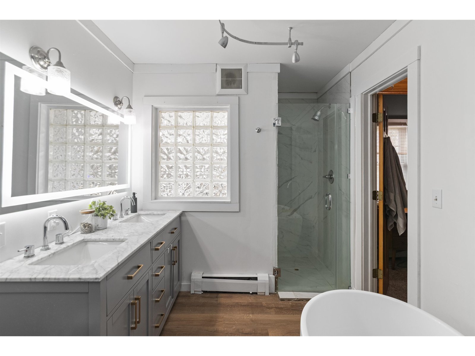 Primary On-Suite Bathroom