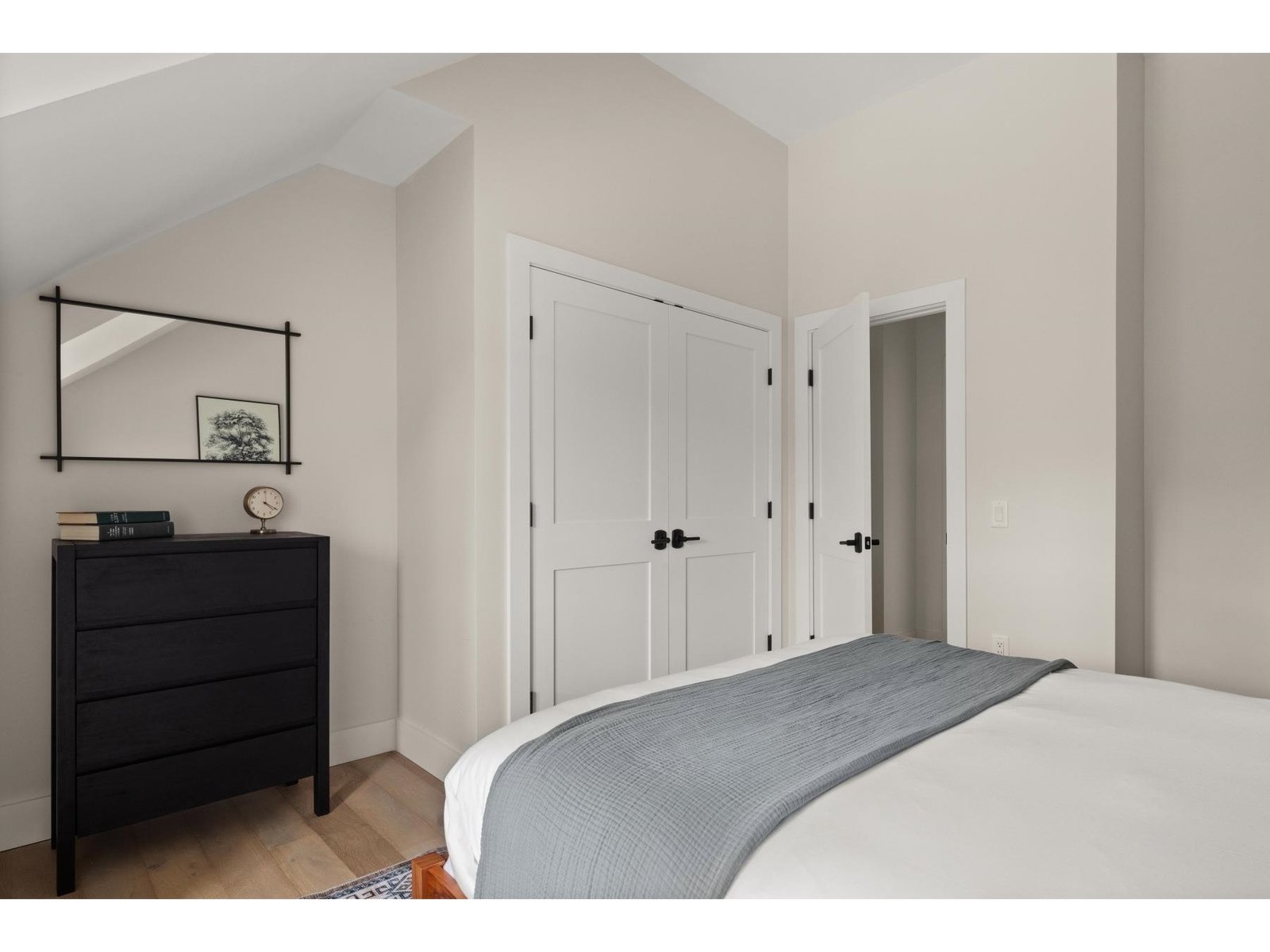 Guest bedroom 1