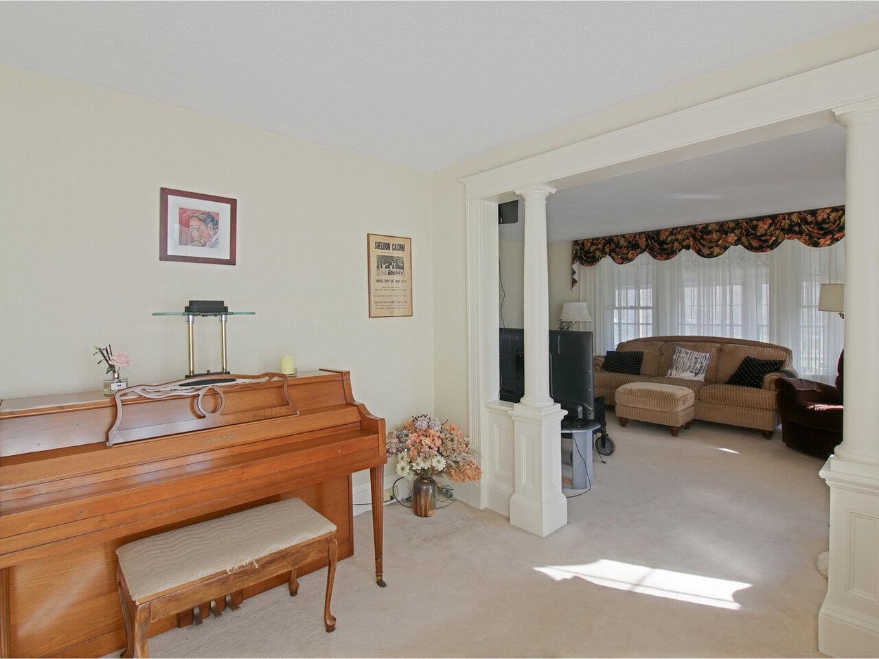 Den Btwn Living Room & Kitchen