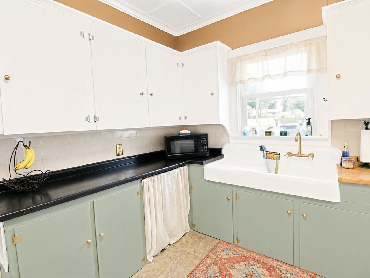 With vintage farmhouse sink