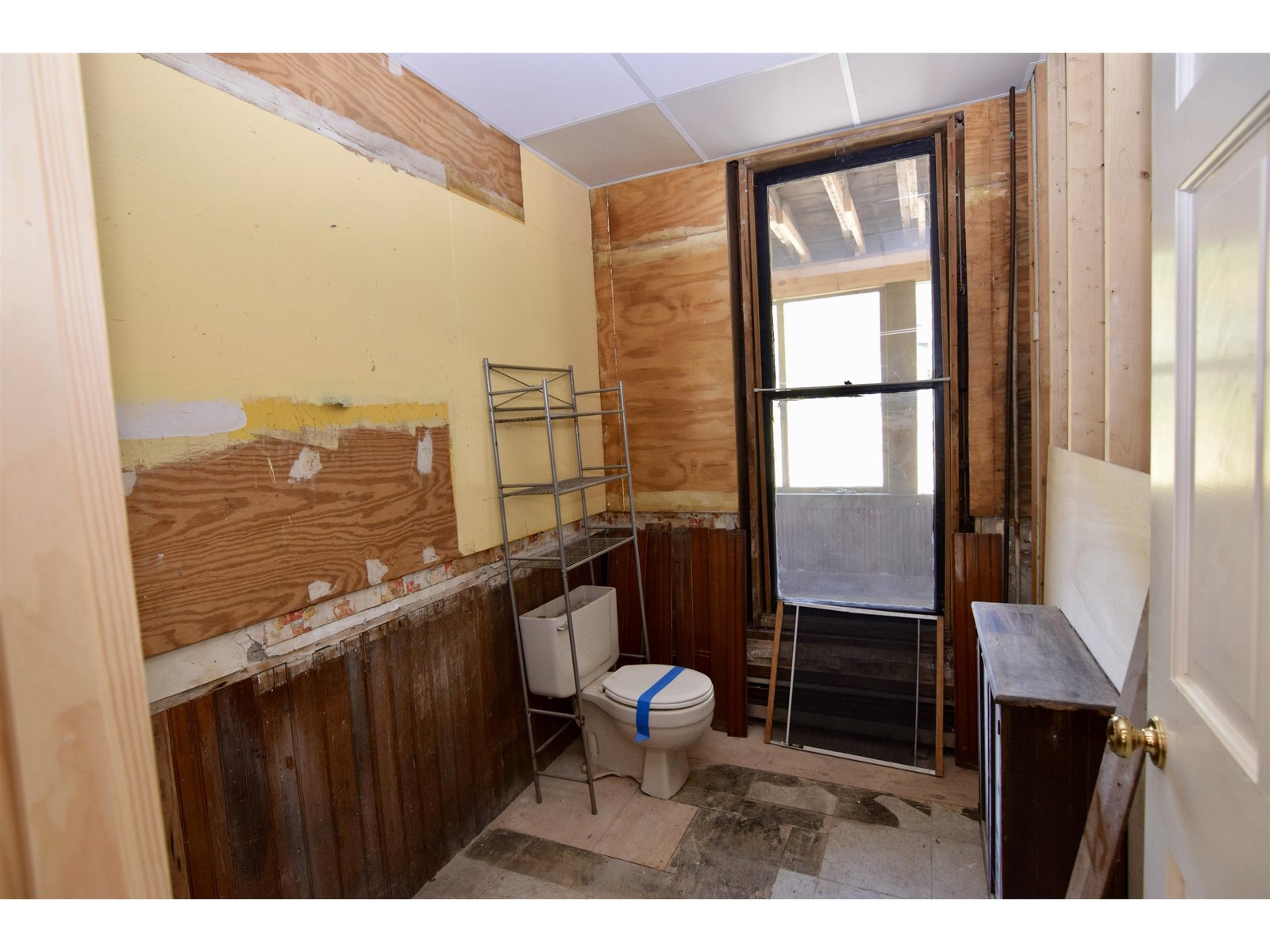 Main Floor 1/2 Bath