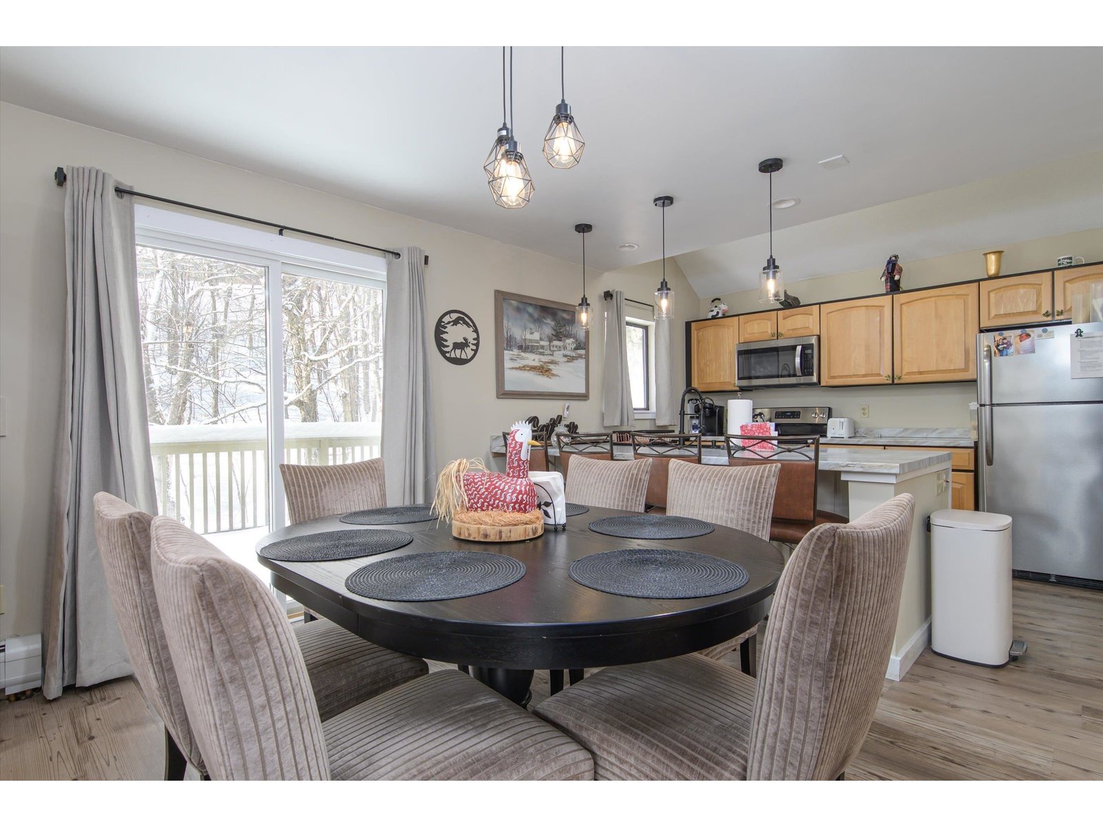 Separate dining area with breakfast bar