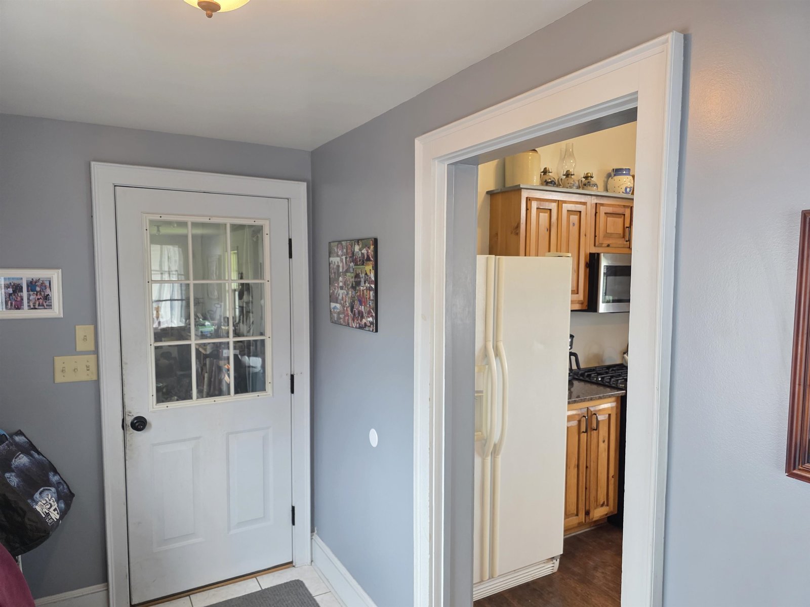 Well sized mudroom for boots and coats