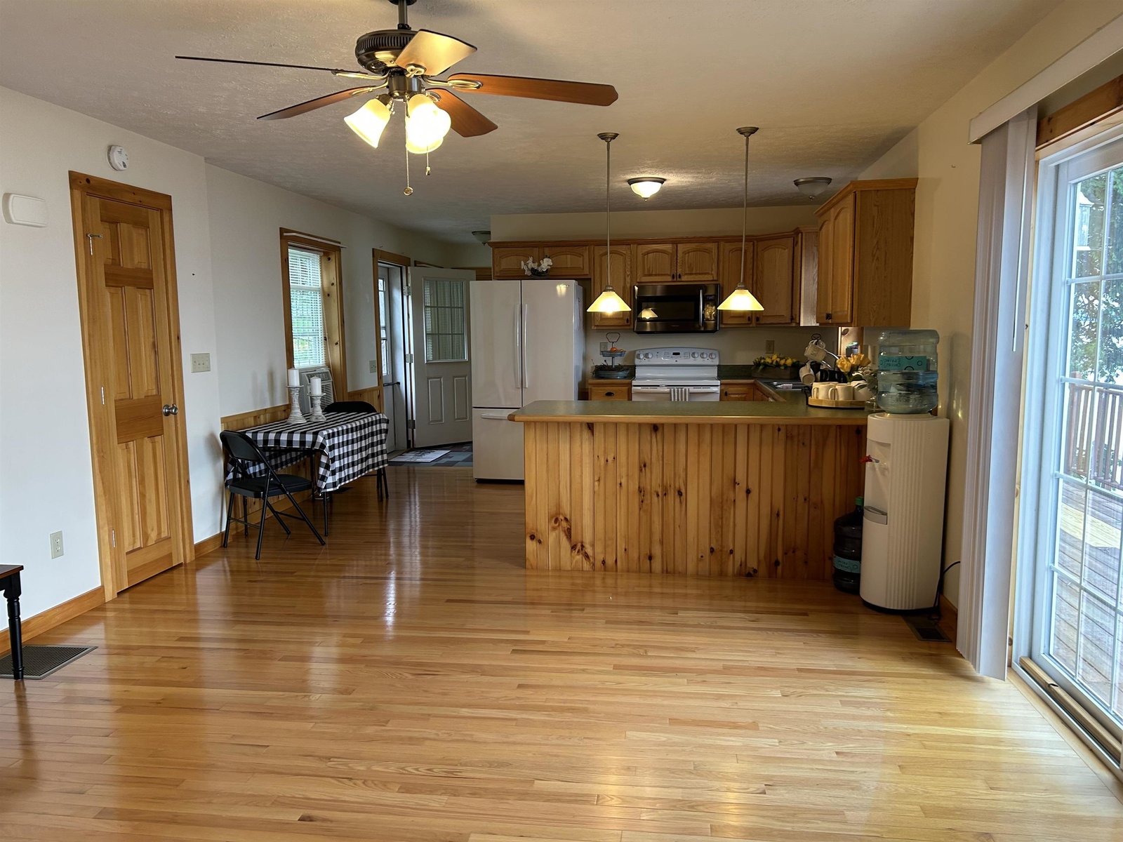 Open floor plan for easy entertaining family & friends.