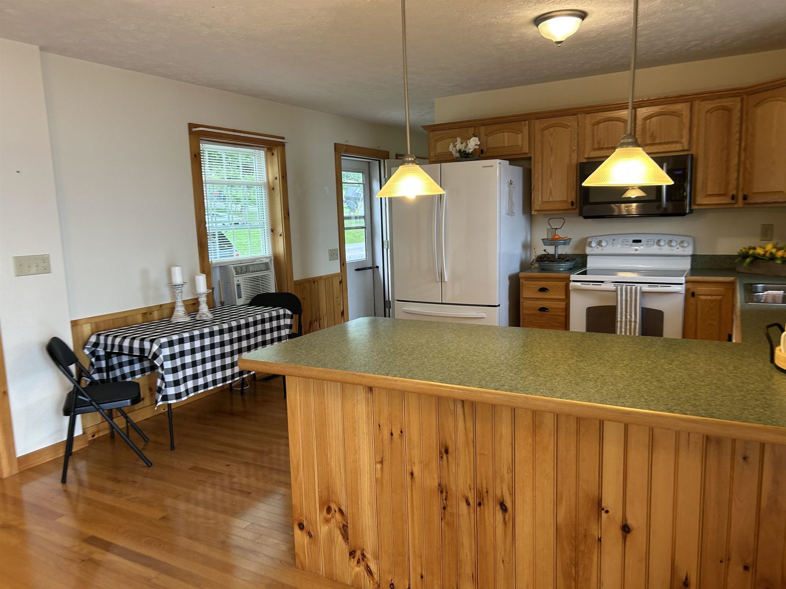 Full kitchen w/ appliances.