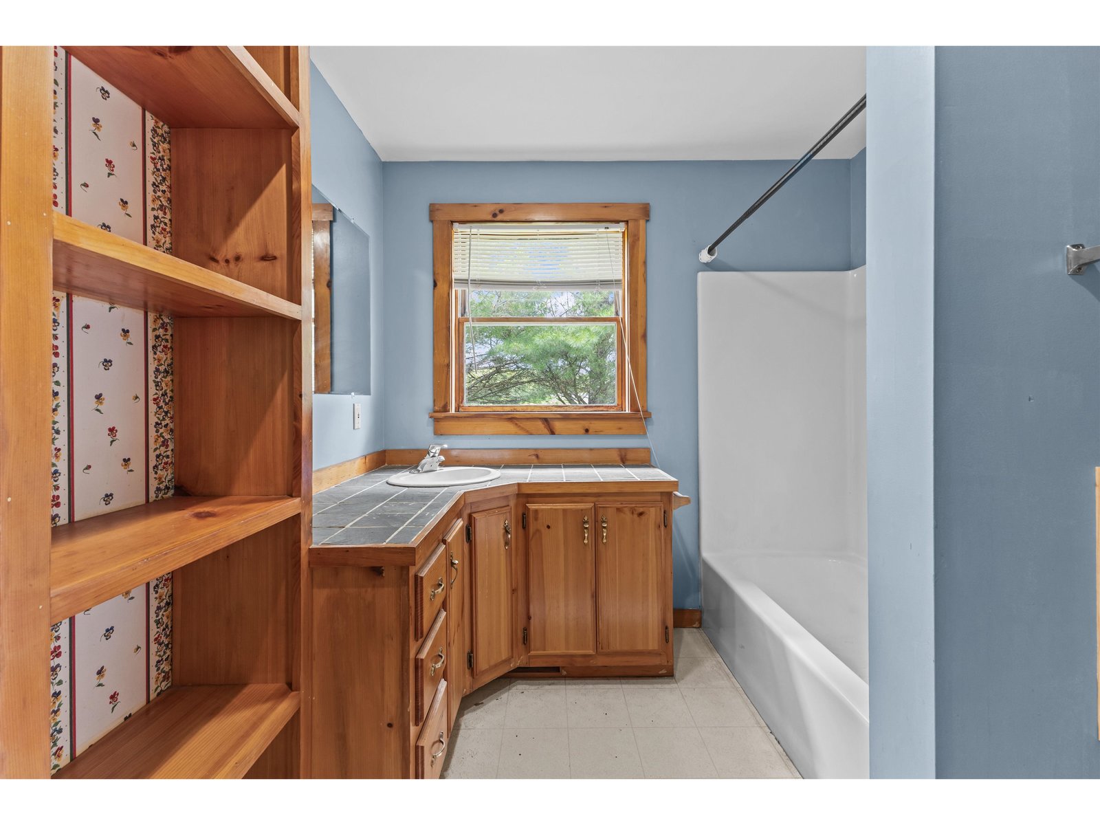 Full bathroom in the accessory.