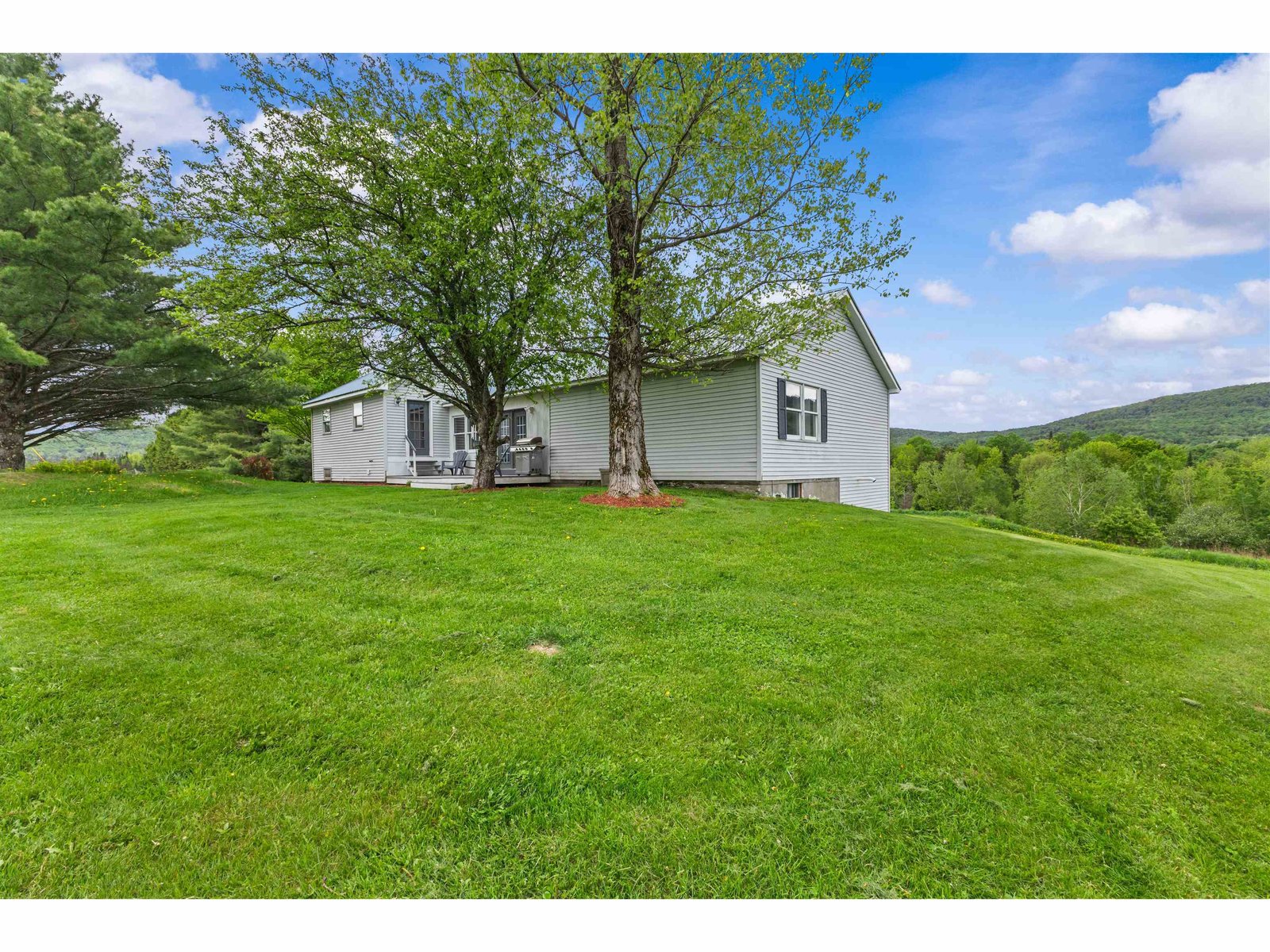 Hillside Ranch with spacious apartment.